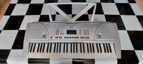 TECLADO MUSICAL COM 61 TECLAS BIVOLT CSR 2172 SD02 CSR